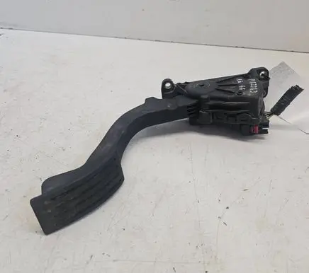 Accelerator throttle pedal