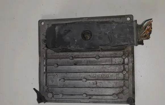 Ford Focus Engine control unit/module S118107004 3S6112A650CC