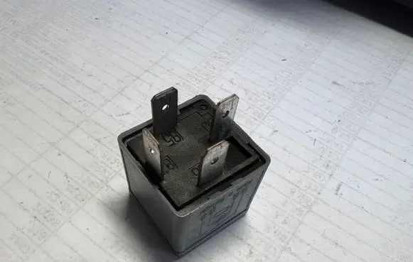 Volkswagen PASSAT B6 Other relay 141951253B