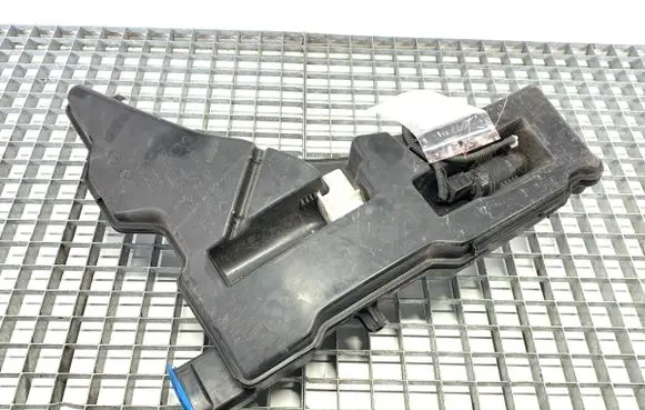 Windshield washer fluid reservoir/tank