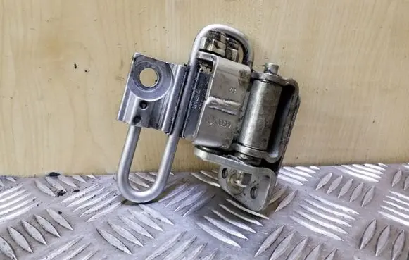 Skoda Octavia Mk1 (1U) Rear door lower hinge 4B0833412D