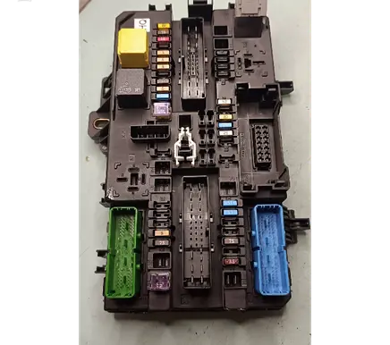 Opel Astra H Fuse module 13220831 5DK00866953