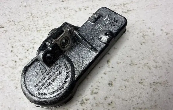 Peugeot 5008 Tire pressure sensor 9673860880