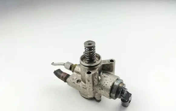 Audi A3 S3 8P Fuel injection high pressure pump 03C127025R