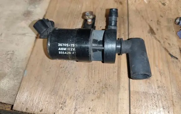 Lexus IS 200-300 Windscreen/windshield washer pump 367057530