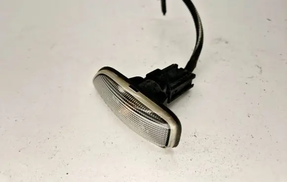 Volvo XC70 Front fender indicator light 8658947