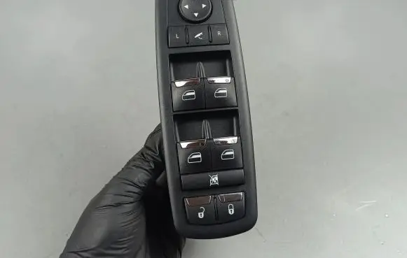 Maserati Quattroporte Electric window control switch 670025406