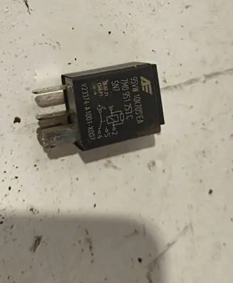 Volkswagen PASSAT B6 Other relay 95VW10K705EA 7M0951253C 23374A10013092