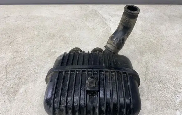 Vacuum air tank