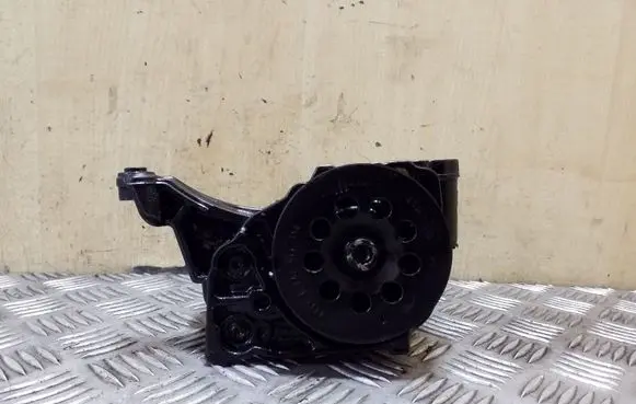 Volkswagen PASSAT B8 Oil pump 04L145305 04L115263B