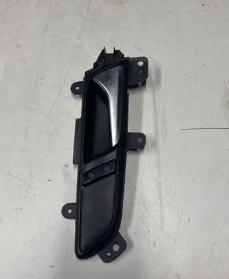 Volkswagen PASSAT B7 Front door interior handle 561837114