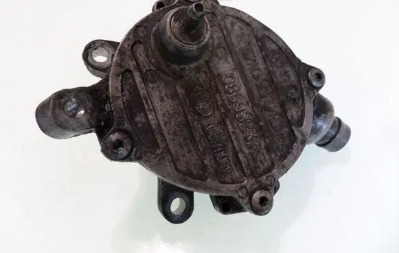 Volvo V70 Vacuum pump 08699237