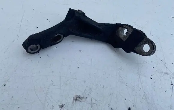 Toyota Avensis T270 Engine mounting bracket