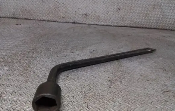 Toyota Prius (XW20) Wheel nut wrench 