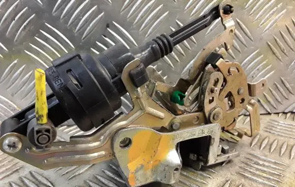 Mercedes-Benz C W202 Rear door lock 2027300635