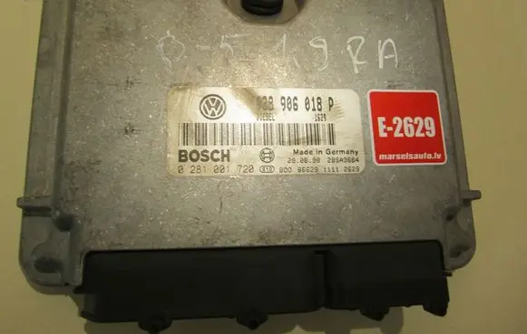 Volkswagen PASSAT B5 Engine control unit/module 038906018P