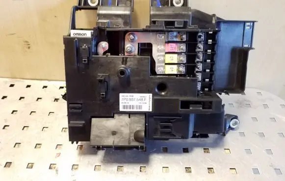 Volkswagen Touareg II Fuse module 7P0937548F