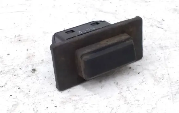 Mazda 3 III Tailgate opening switch 