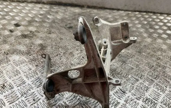 Mercedes-Benz C W205 Engine mounting bracket A2740981439