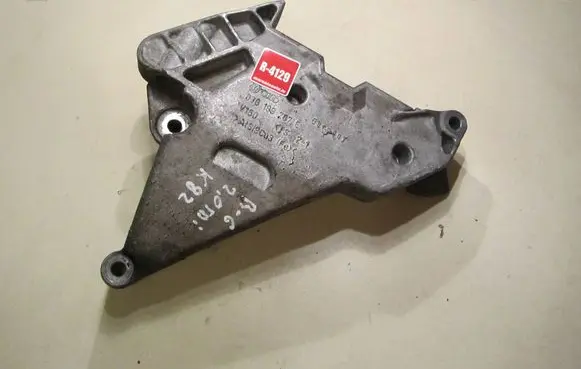 Volkswagen PASSAT B6 Engine mounting bracket 03G199207E V150