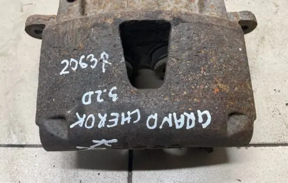 Jeep Grand Cherokee (WK) Front brake caliper