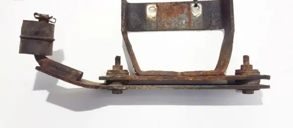 Engine mounting bracket