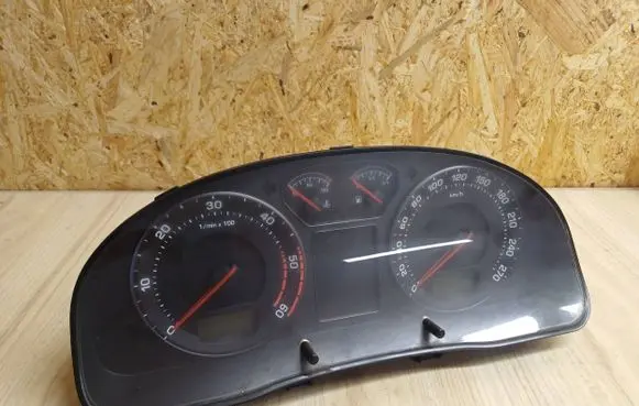 Skoda Superb B5 (3U) Speedometer (instrument cluster) 3U0920811A 1100801167