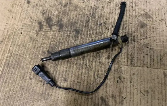 Volkswagen PASSAT B5 Fuel injector 028130201J