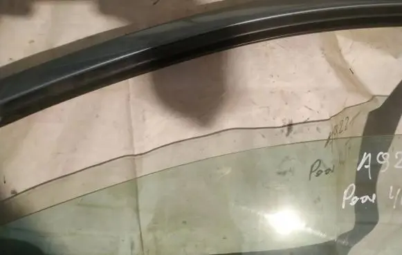 Peugeot 407 Front door window glass four-door AS2