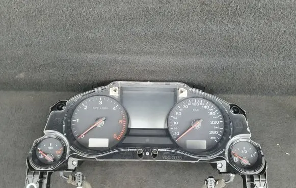 Audi A8 S8 D3 4E Speedometer (instrument cluster) 4E0920931J 4E0910931J
