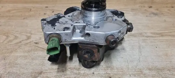 Volvo V70 Fuel injection high pressure pump 8692521 0445010111
