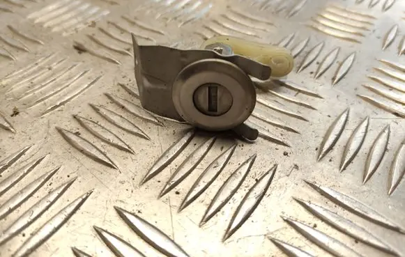 Dacia Sandero Front door lock (next to the handle) 