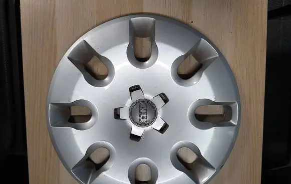 Audi A1 R15 wheel hub/cap/trim 8X0601147