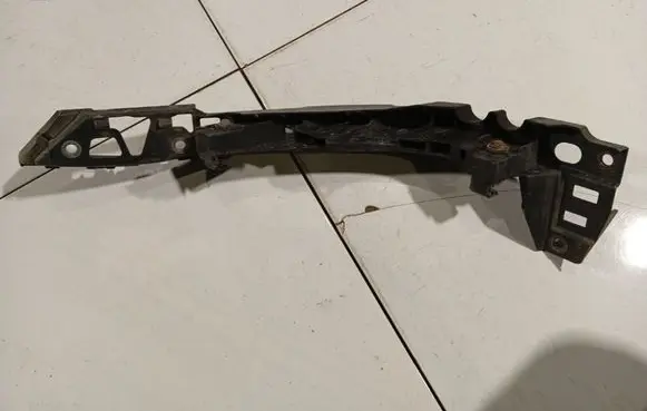 Volkswagen Cross Polo Front bumper mounting bracket 6R0805072