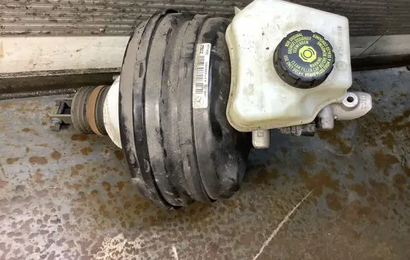 Mercedes-Benz E W211 Brake booster A2114300330L