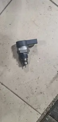 BMW 5 F10 F11 Fuel pressure regulator 0281002738