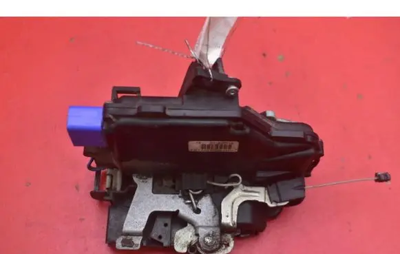 Seat Altea XL Front door lock 3D1837015