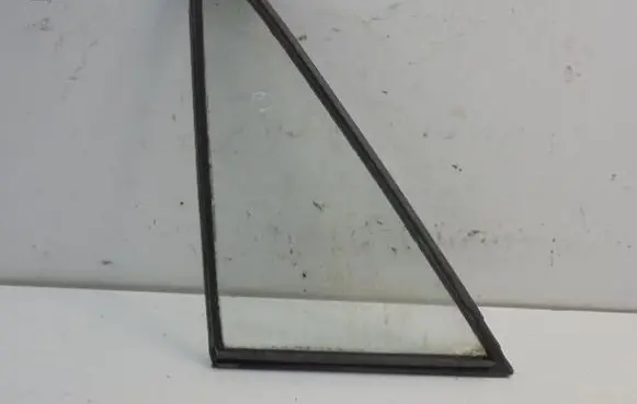 Fiat 125p Front triangle window/glass 