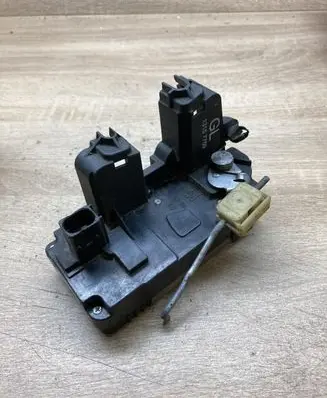 Opel Vectra C Front door lock 13157759 LEFTSIDE