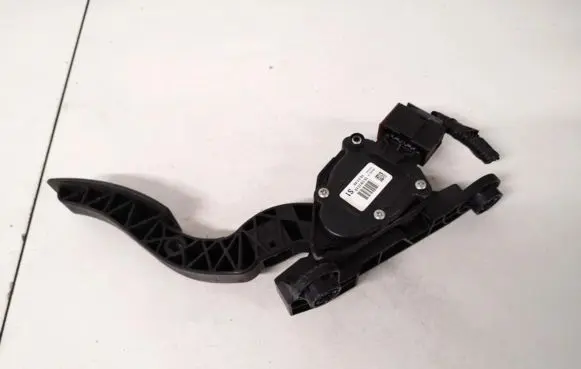 Accelerator throttle pedal