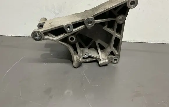 Land Rover Range Rover Sport L320 Generator/alternator bracket YLU500430