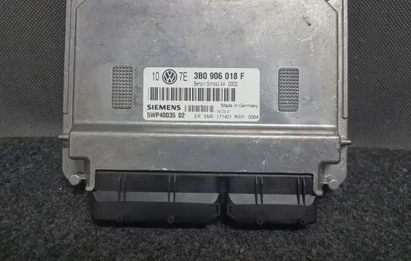 Volkswagen PASSAT B5.5 Engine control unit/module 3B0906018F