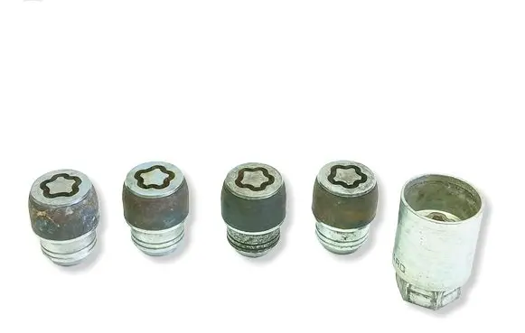 Nissan Qashqai+2 Anti-theft wheel nuts and lock 