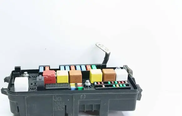 Opel Vectra C Fuse box set 13240245 519179105 00218426