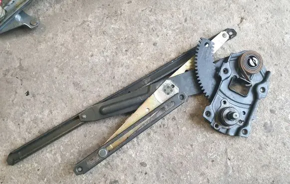 Suzuki Swift Cultus Front door manual window regulator 