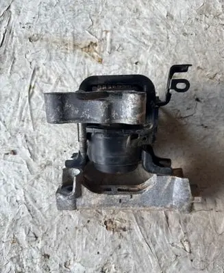 Toyota RAV 4 (XA40) Engine mount bracket