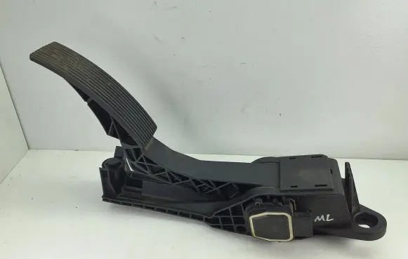 Mercedes-Benz ML W164 Accelerator throttle pedal A1643000004 ZGS008 100406