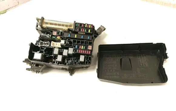 Toyota Avensis T270 Fuse module 8211105X50