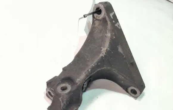 Subaru Outback Engine mounting bracket 