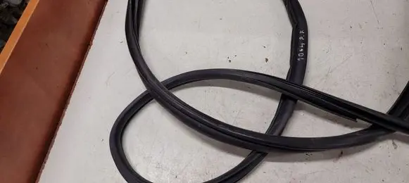Toyota Avensis T270 Front door rubber seal